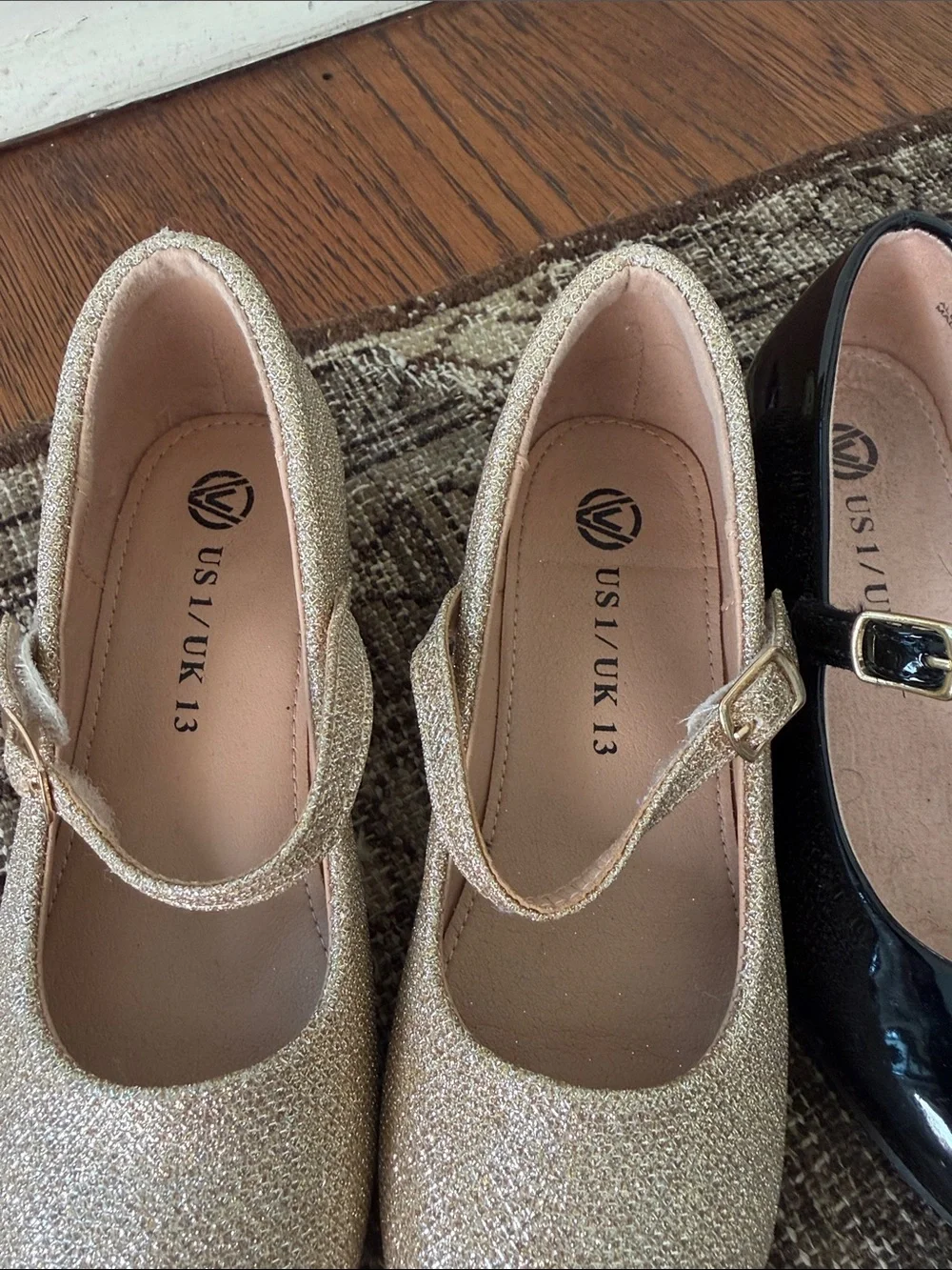 Us 1 Girls Mary Jane Dress Shoes in Gold Glitter and Black Patent